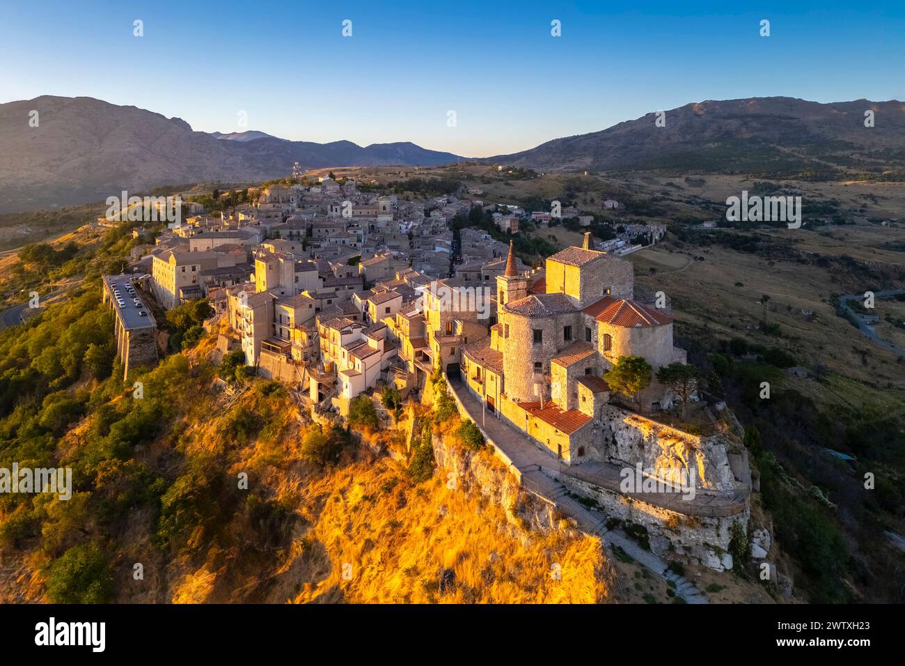 Vue aérienne de l'ancienne ville de Petralia Soprana, construite sur une falaise, au coucher du soleil. Palerme district, Sicile, Italie. Banque D'Images