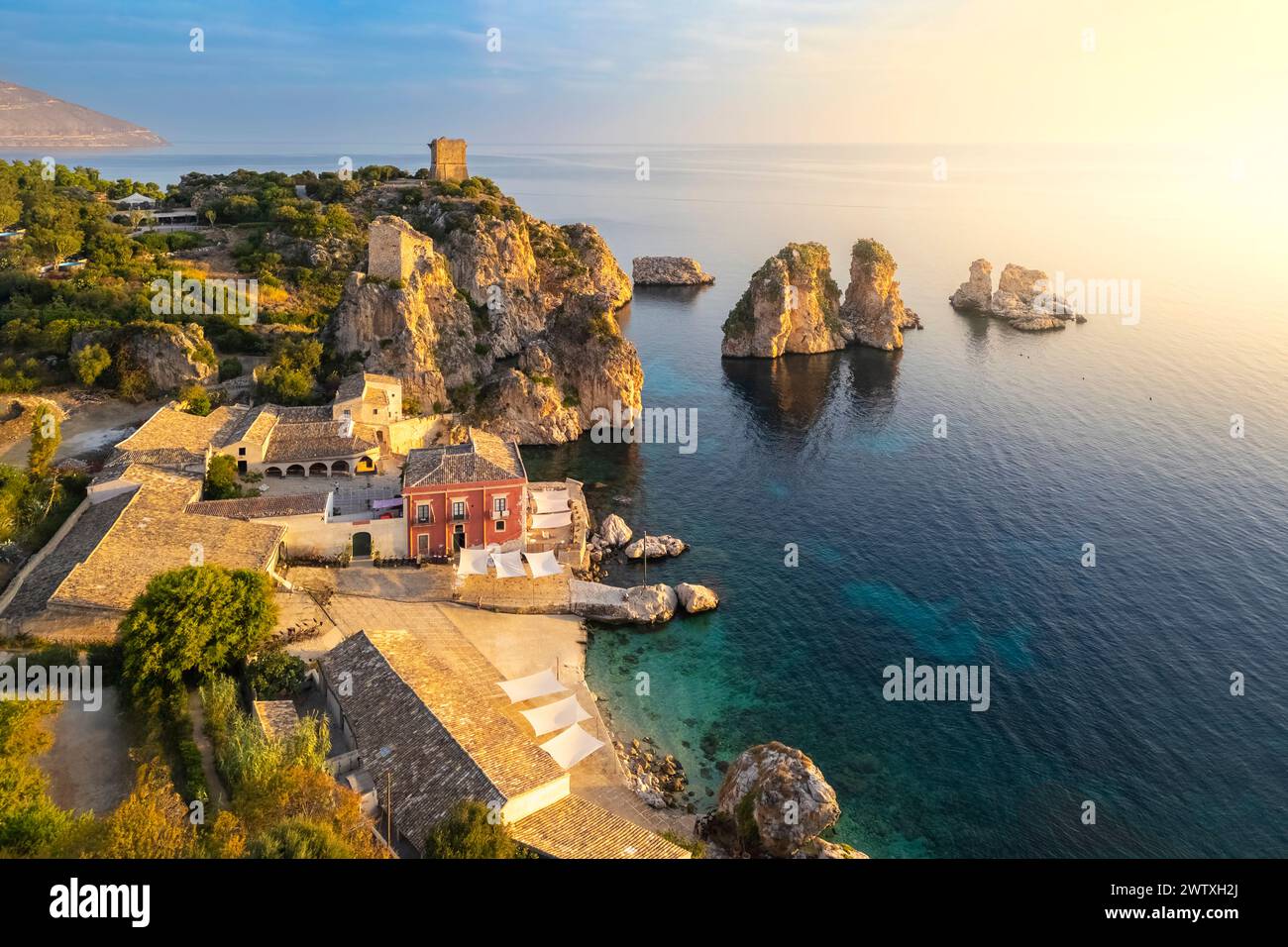 Vue aérienne de la célèbre vieille tonnara et des piles de Scopello. Castellammare del Golfo, Trapani district, Sicile, Italie Banque D'Images