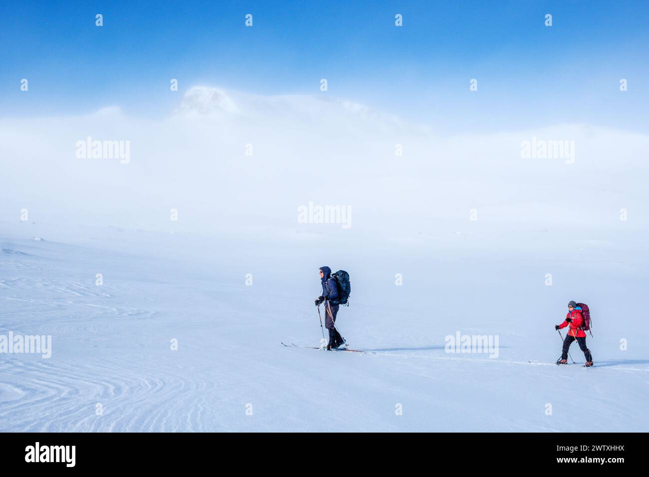 Deux skieurs par temps brumeux dans les montagnes de Norvège Banque D'Images