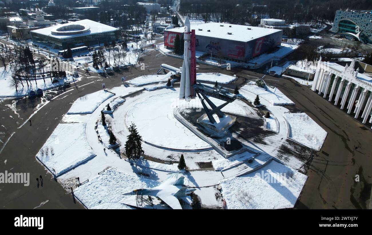 Vue de dessus du monument de fusée en hiver. Créatif. Monument de fusée sur la place de la ville le jour ensoleillé d'hiver. Monument à grande échelle au vol spatial avec fusée Banque D'Images