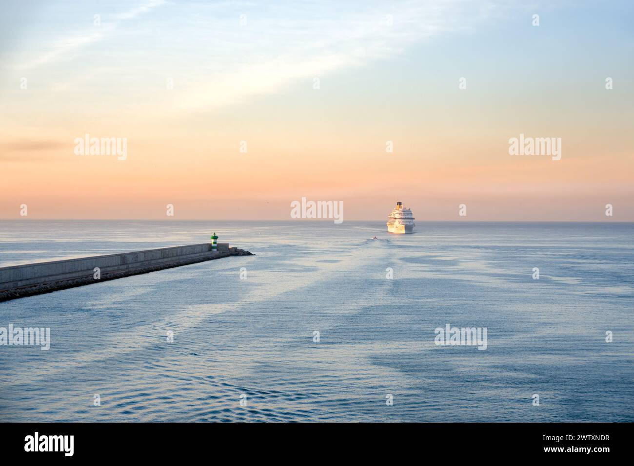 Vue sur la mer avec groyne et un bateau Banque D'Images