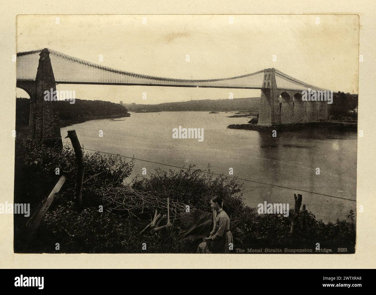 Photographie vintage du pont suspendu de Menai un pont suspendu enjambant le détroit de Menai entre l'île d'Anglesey et le continent du pays de Galles. Conçu par Thomas Telford et achevé en 1826, il s'agit du premier pont suspendu majeur au monde, datant des années 1880, du XIXe siècle victorien Banque D'Images