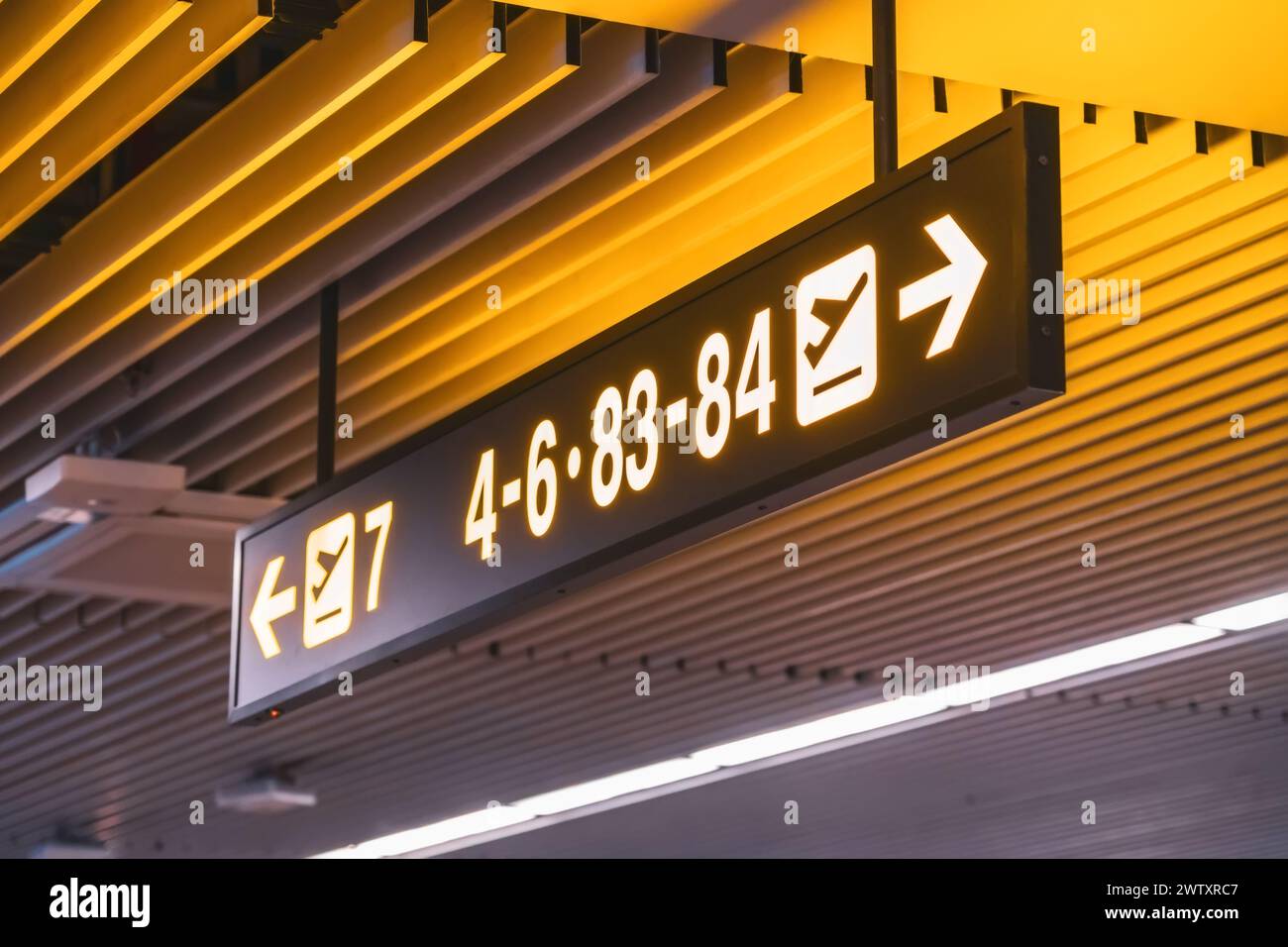 Panneaux indiquant les numéros des portes d'embarquement à l'intérieur du terminal de l'aéroport. Banque D'Images