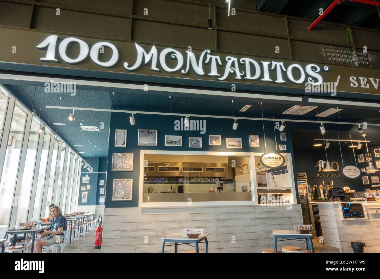 La chaîne de restaurants Montaditos 100 d'Espagne dans le centre commercial Albufeira Terrace Shopping Mall Albufeira , servant des tapas espagnoles le 5 mars 2024 Banque D'Images