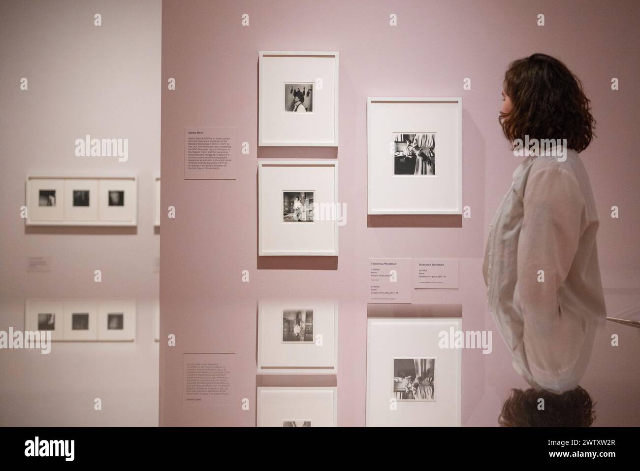 National Portrait Gallery, Londres, Royaume-Uni. 20 mars 2024. Francesca Woodman et Julia Margaret Cameron : Portraits to Dream In. Les photographes Francesca Woodman et Julia Margaret Cameron sont deux des femmes les plus influentes de l’histoire de la photographie. Ils vivaient à un siècle d'écart - Cameron travaillant au Royaume-Uni et au Sri Lanka à partir des années 1860, et Woodman en Amérique et en Italie à partir des années 1970 Les deux femmes ont exploré le portrait au-delà de sa capacité à enregistrer l'apparence. Image : œuvres de Francesca Woodman avec la peintre italienne Sabina Mirri figurant dans les images, 1977-78. Avec l'aimable autorisation de la Fondation de la famille Woodman. C Banque D'Images