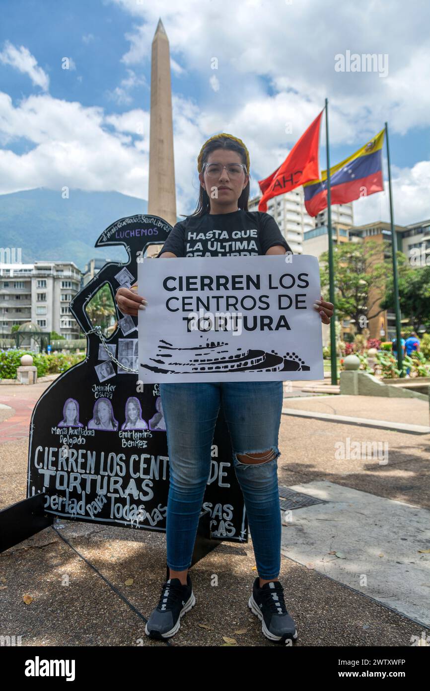 Une femme tenant une pancarte disant... fermez les centres de torture dans la manifestation pour la liberté de tous les prisonniers politiques sur la Plaza Francia de Altamira en CA Banque D'Images