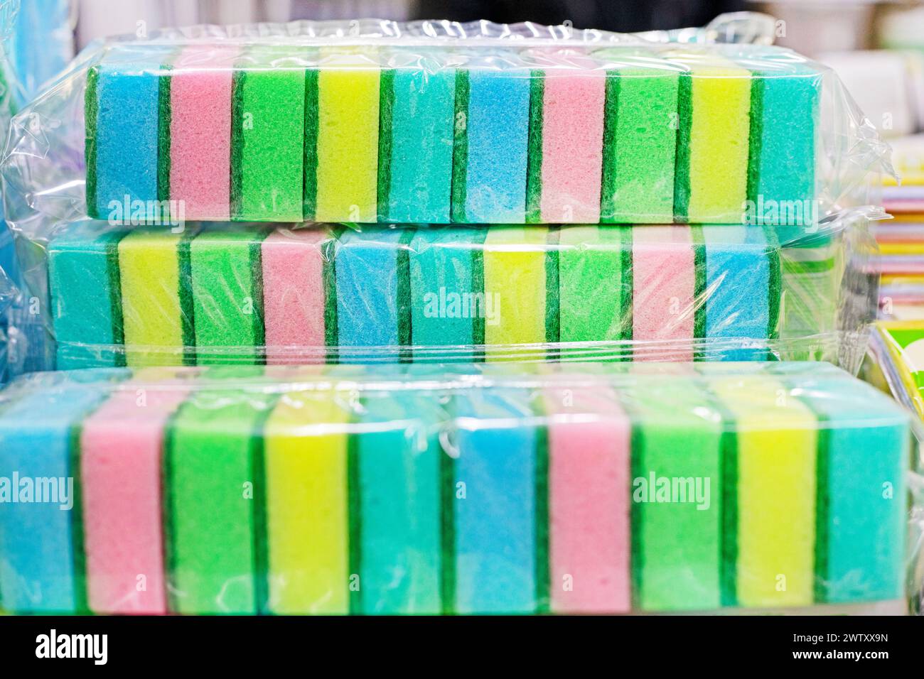 éponges pour laver la vaisselle et le nettoyage, emballées dans du plastique transparent. entreprise de nettoyage Banque D'Images