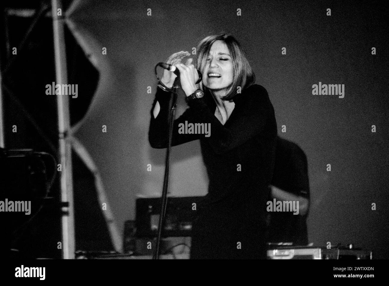 PORTIHEAD, Bristol FREE CONCERT, 1998 : Beth Gibbons de Portishead chantant au Bristol Community Free Festival à Ashton court, Bristol, Angleterre le 19 juillet 1998. Le groupe tourne avec leur 2e album 'Portishead' et fait une pause de 9 ans peu après ce concert. Photo : Rob Watkins. INFO : Portishead, un groupe britannique de trip-hop formé en 1991, a redéfini la musique électronique avec leur son sombre et atmosphérique. Des albums comme 'Dummy' ont présenté leurs mélodies envoûtantes et la voix émotive de Beth Gibbons, cimentant leur statut de pionniers du genre. Banque D'Images