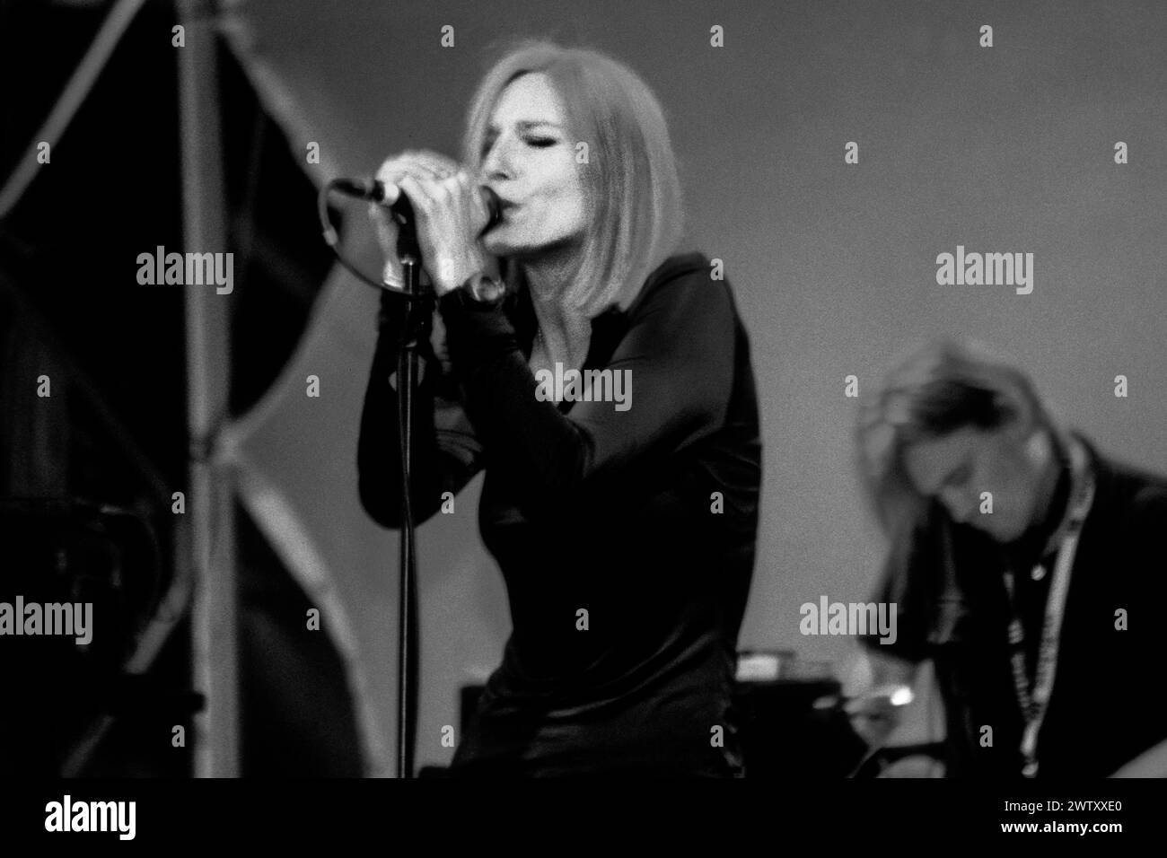 PORTIHEAD, Bristol FREE CONCERT, 1998 : Beth Gibbons de Portishead chantant au Bristol Community Free Festival à Ashton court, Bristol, Angleterre le 19 juillet 1998. Le groupe tourne avec leur 2e album 'Portishead' et fait une pause de 9 ans peu après ce concert. Photo : Rob Watkins. INFO : Portishead, un groupe britannique de trip-hop formé en 1991, a redéfini la musique électronique avec leur son sombre et atmosphérique. Des albums comme 'Dummy' ont présenté leurs mélodies envoûtantes et la voix émotive de Beth Gibbons, cimentant leur statut de pionniers du genre. Banque D'Images