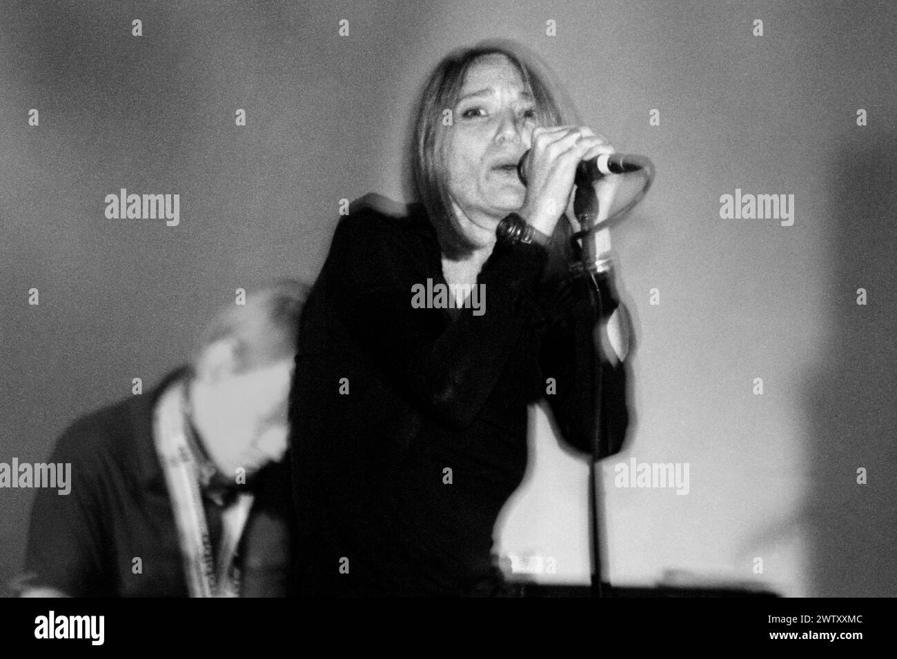 PORTIHEAD, Bristol FREE CONCERT, 1998 : Beth Gibbons de Portishead chantant au Bristol Community Free Festival à Ashton court, Bristol, Angleterre le 19 juillet 1998. Le groupe tourne avec leur 2e album 'Portishead' et fait une pause de 9 ans peu après ce concert. Photo : Rob Watkins. INFO : Portishead, un groupe britannique de trip-hop formé en 1991, a redéfini la musique électronique avec leur son sombre et atmosphérique. Des albums comme 'Dummy' ont présenté leurs mélodies envoûtantes et la voix émotive de Beth Gibbons, cimentant leur statut de pionniers du genre. Banque D'Images