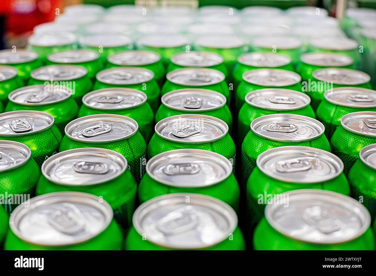 emballage métallique avec bière premium, vue de dessus. Fête de la bière la fête de Patrick Banque D'Images