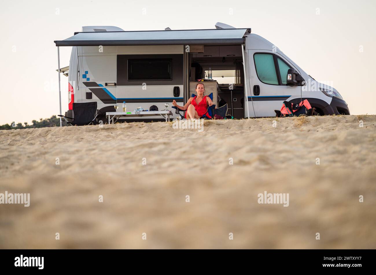 Camping-car ou camping-car garé sur la plage en Grèce. Banque D'Images