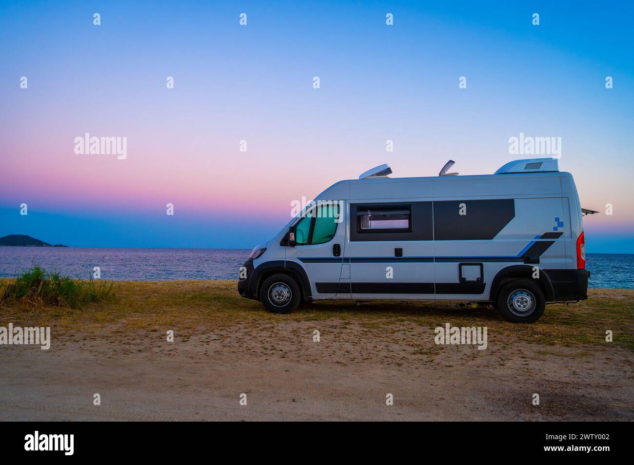 Camping-car ou camping-car garé sur la plage en Grèce. Camping-car RV est un camping sauvage sur la plage en Grèce, Albanie ou Croatie dans la soirée. Banque D'Images