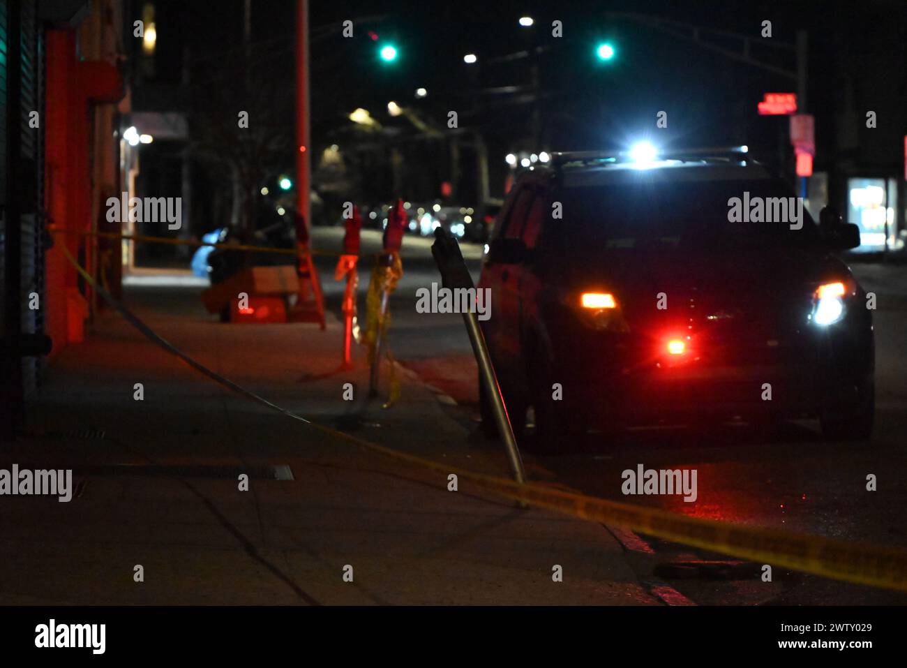 La police a bouclé la zone, tôt mercredi matin alors qu'ils enquêtent sur un double homicide qui s'est produit mardi matin à Mount Vernon, New York. Mardi matin, 21 mars 2024, une tentative de vol et de fusillade a eu lieu au 137 South 5th Avenue dans la ville de Mount Vernon, New York. Une personne est décédée sur les lieux et une autre personne est décédée dans un hôpital local. La police locale, le NYPD et le FBI recherchent le tireur. La présence policière et la bande de police bouclant la scène ont été vues toute la matinée de mercredi alors que l'enquête se poursuivait. (Photo de Kyle Mazza/SOPA images/SIPA USA Banque D'Images