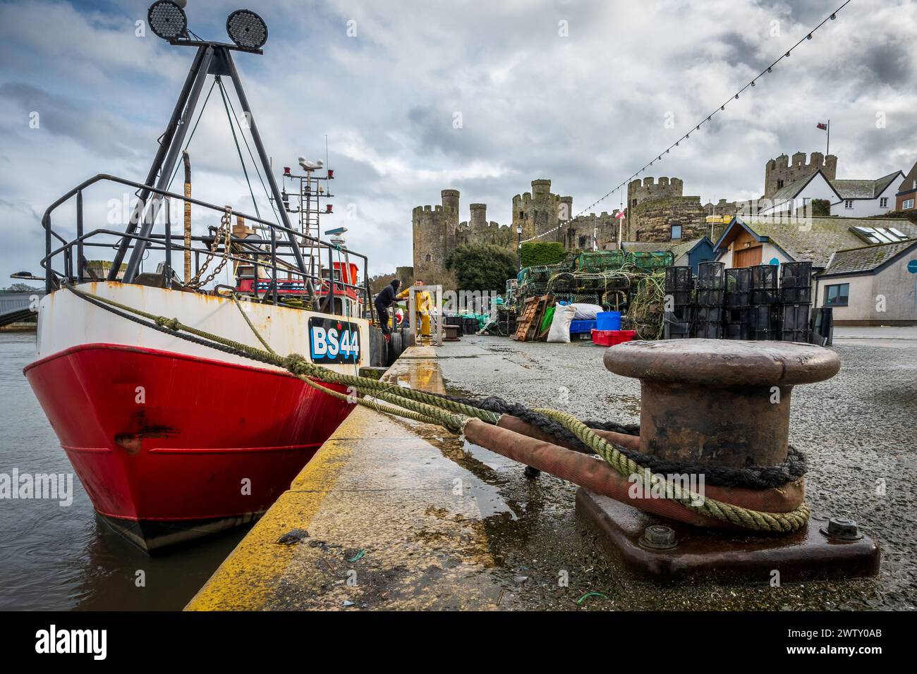 Bateau de pêche dans le port de Conwy avec thw Castlw en arrière-plan. Banque D'Images