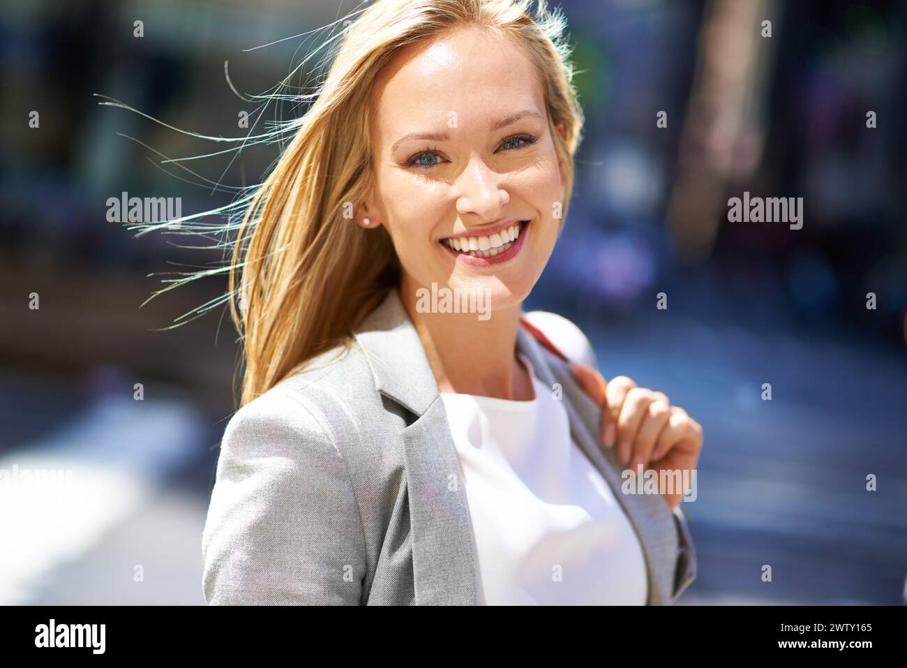 Designer, portrait et sourire avec la rue, marcher et se déplacer pour le travail ou la carrière. Femme, emploi et ville de New york avec urbain, été et bonheur avec Banque D'Images