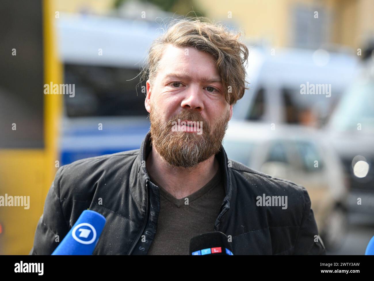 Berlin, Allemagne. 20 mars 2024. Christian Berg, porte-parole de presse du maire de Neukölln, rend compte de l'opération policière à Buckow dans le district de Neukölln pour reprendre une villa du milieu clanique. Le tribunal de district de Berlin a statué en janvier qu'un clan bien connu d'origine arabe devait quitter la maison. La famille a essayé d'empêcher l'expulsion avec une demande dite de protection contre l'expulsion. Le tribunal de district de Neukölln a rejeté la demande. Crédit : Jens Kalaene/dpa/Alamy Live News Banque D'Images