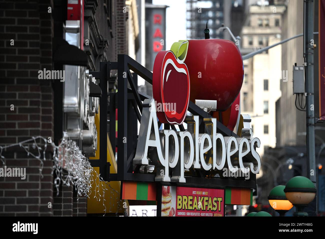 New York, États-Unis. 19 mars 2024. Vue du logo Applebee's dans leur plus grand restaurant à Midtown Manhattan, New York, NY, 19 mars 2024. Promotion par Applebee d'un abonnement de 200 $ 'date Night Pass' d'une valeur de 1500 $, épuisé en quelques minutes, car les consommateurs font face à une augmentation de 29 % de la consommation de repas au cours des 5 dernières années. (Photo par Anthony Behar/Sipa USA) crédit : Sipa USA/Alamy Live News Banque D'Images