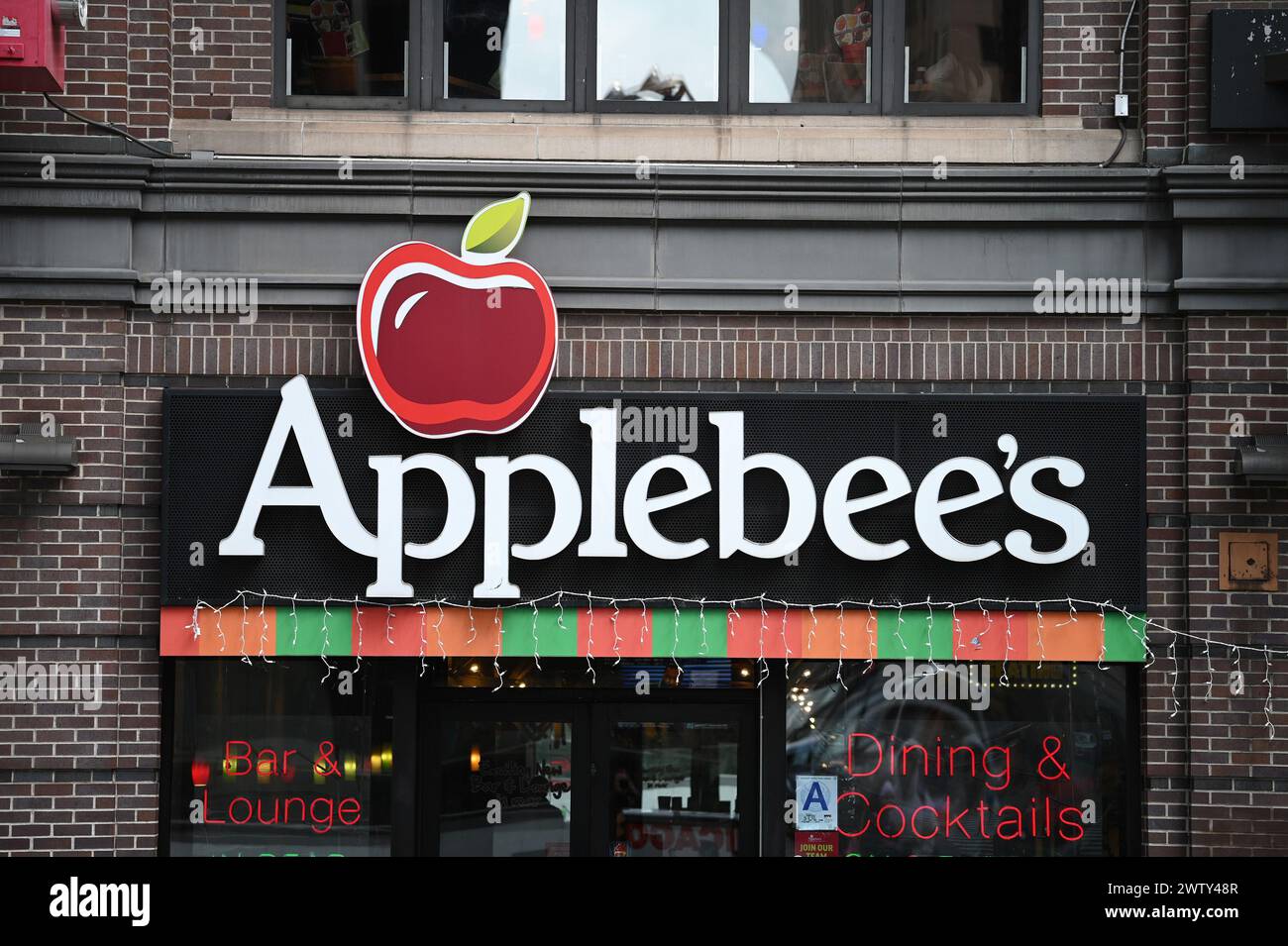 New York, États-Unis. 19 mars 2024. Vue du logo Applebee's dans leur plus grand restaurant à Midtown Manhattan, New York, NY, 19 mars 2024. Promotion par Applebee d'un abonnement de 200 $ 'date Night Pass' d'une valeur de 1500 $, épuisé en quelques minutes, car les consommateurs font face à une augmentation de 29 % de la consommation de repas au cours des 5 dernières années. (Photo par Anthony Behar/Sipa USA) crédit : Sipa USA/Alamy Live News Banque D'Images