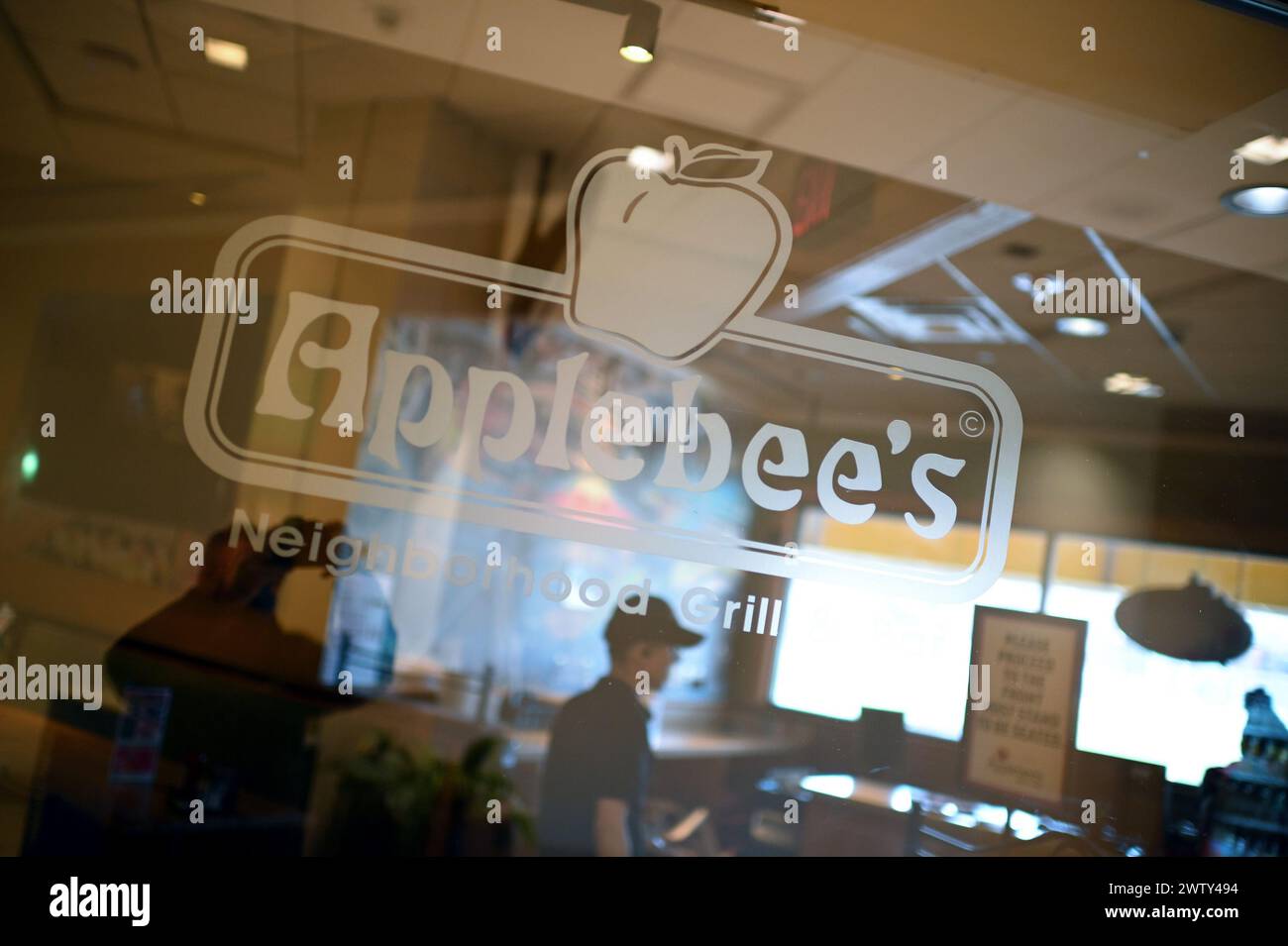 New York, États-Unis. 18 mars 2024. Vue du logo gravé sur verre de l'Applebee dans un restaurant du Queens Center Mall, New York, NY, le 18 mars 2024. Promotion par Applebee d'un abonnement de 200 $ 'date Night Pass' d'une valeur de 1500 $, épuisé en quelques minutes, car les consommateurs font face à une augmentation de 29 % de la consommation de repas au cours des 5 dernières années. (Photo par Anthony Behar/Sipa USA) crédit : Sipa USA/Alamy Live News Banque D'Images