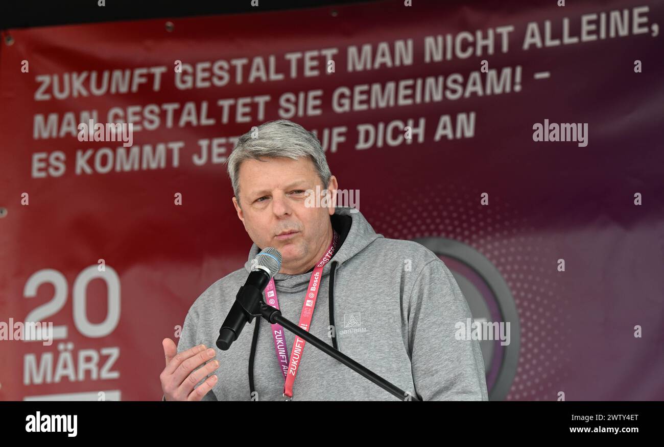 Gerlingen, Allemagne. 20 mars 2024. Frank Sell, président du comité d'entreprise général Mobility solutions du groupe industriel Bosch, intervient lors d'un rassemblement organisé par IG-Metall et le comité d'entreprise général Bosch devant le siège de Schillerhöhe. Les employés manifestent pour la co-détermination dans les suppressions d'emplois prévues par Bosch. Crédit : Bernd Weißbrod/dpa/Alamy Live News Banque D'Images
