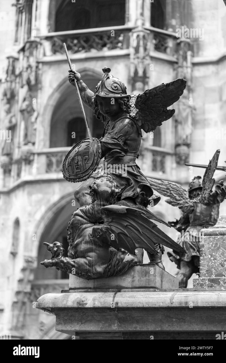 Munich, Allemagne - 26 décembre 2021: La colonne de la Vierge Marie ou Mariensaule sur la célèbre place de Marienplatz à Munich, Bavière, Allemagne. Banque D'Images