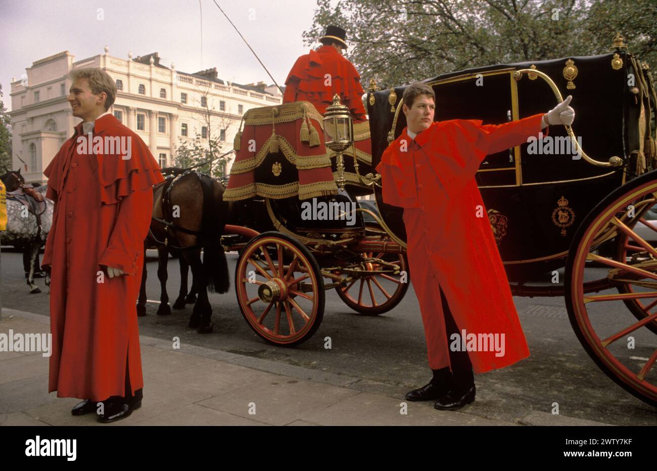 Coachmen royaux en chapeau haut de gamme et manteau rouge, ils ont livré un invité de Buckingham Palace à une réception au 2 Belgrave Square. Londres Royaume-Uni années 1990 Angleterre HOMER SYKES Banque D'Images