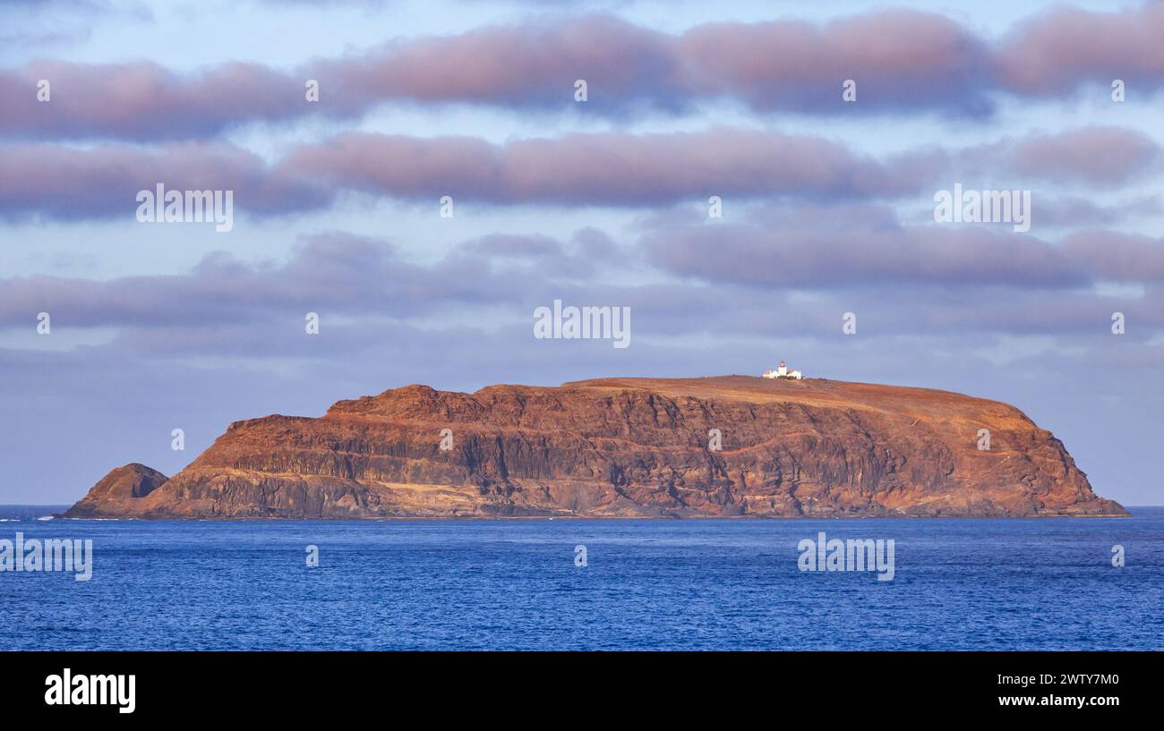 Ilheu de Cima vue sur la mer. C'est une petite île à environ 400 mètres au large de la côte est de l'île de Porto Santo, Madère, Portugal Banque D'Images