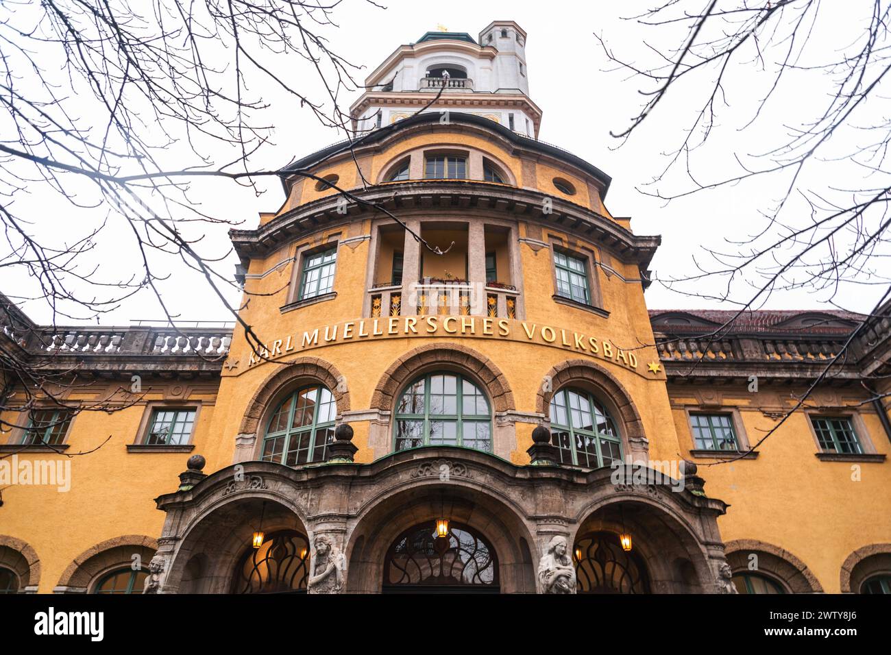 Munich, Allemagne - 26 décembre 2021: Vue extérieure de la salle de bains publique Karl Mullersches à Munich, Allemagne. Le bâtiment a été ouvert en 1901. Banque D'Images