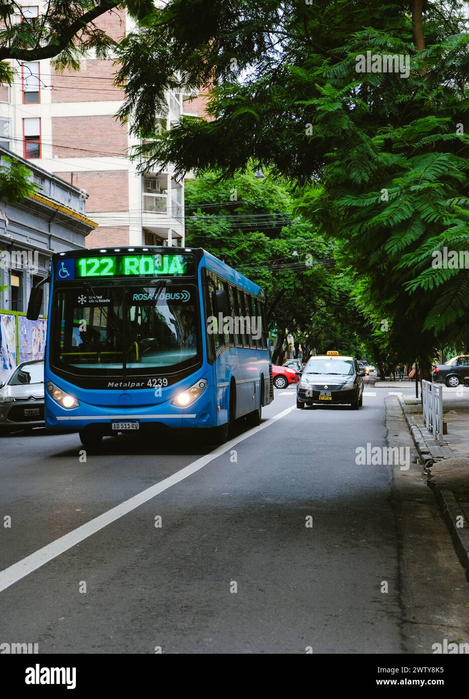 Rosario City bus et Un taxi fonctionnant normalement après la récente vague de violence et de meurtres dus à des substances illégales. Guerre de la drogue à Rosario Banque D'Images