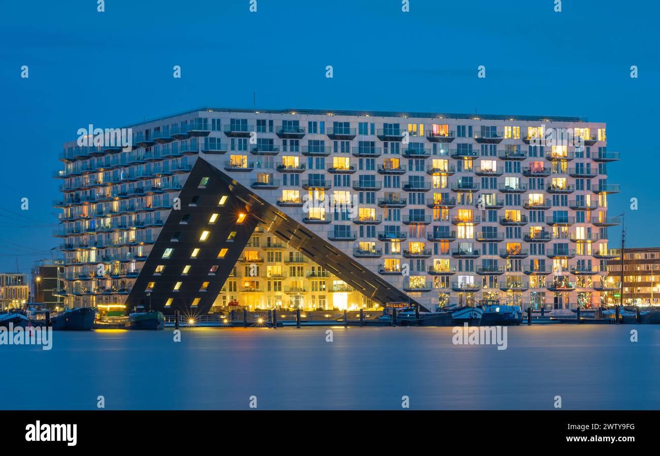 Amsterdam, pays-Bas, 19.03.2024, le Sluishuis en soirée, un immeuble emblématique dans le quartier IJburg à Amsterdam Banque D'Images