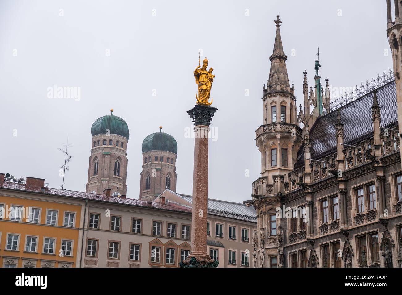 Bâtiments autour de Marienplatz, l'une des places les plus animées de Munich, la capitale de la Bavière, Allemagne Banque D'Images