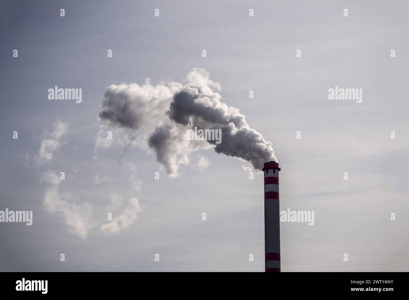 Cheminée et fumée, CO2 et pollution atmosphérique de l'industrie Banque D'Images