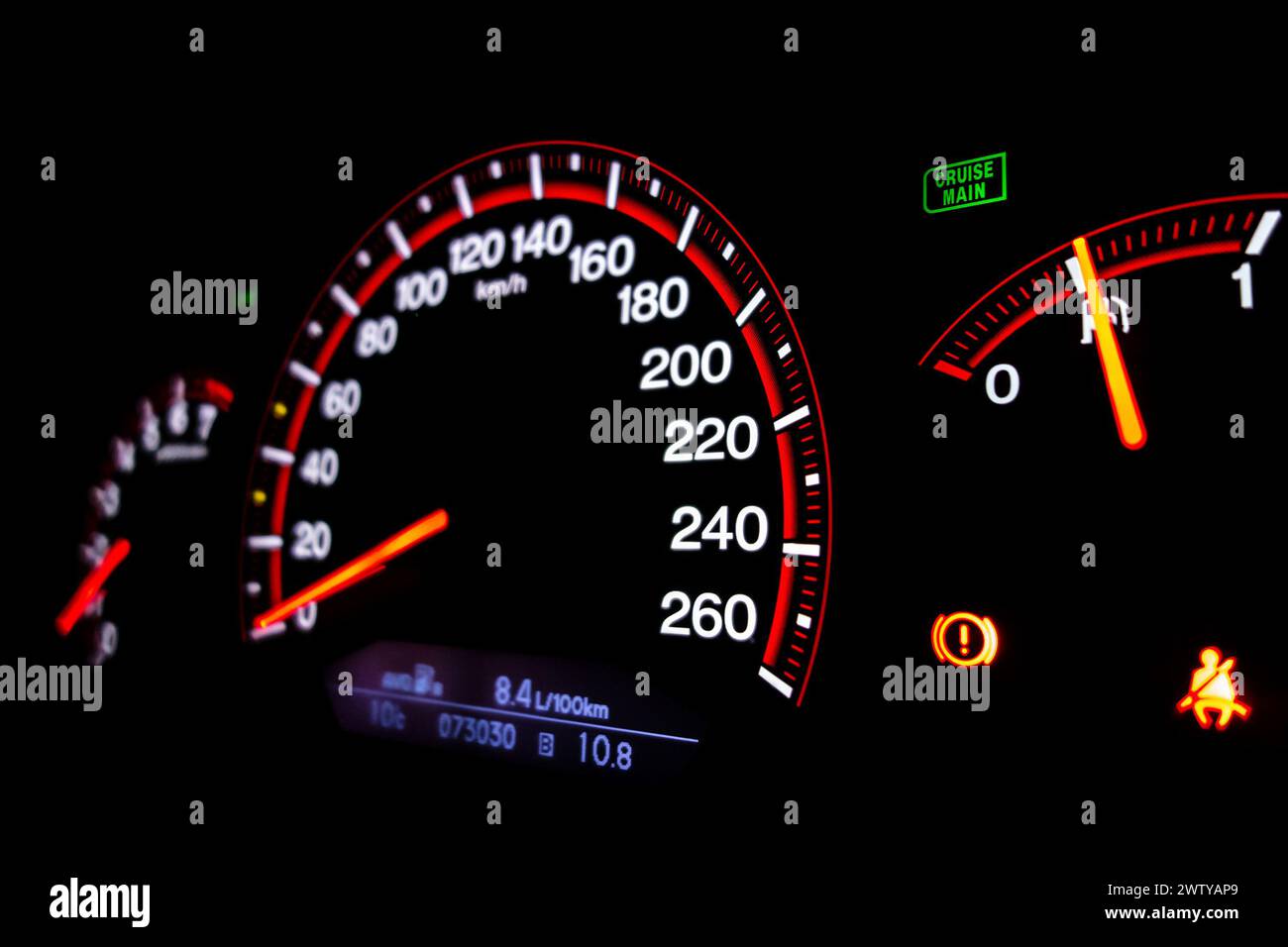 Tableau de bord de voiture moderne avec compteur de vitesse et consommation Banque D'Images