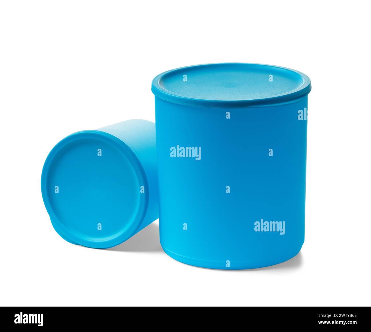 Récipient rond bleu de stockage des aliments en plastique avec un couvercle hermétique, isolé sur un fond blanc. Récipient en plastique écologique pour garder les aliments frais. Banque D'Images