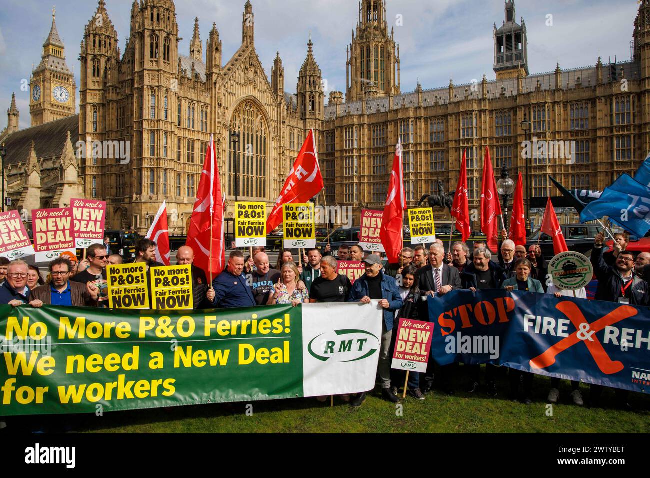 Londres, Royaume-Uni. 20 mars 2024. Des syndicats, dont la RMT, Nautilus, Unite et le TUC, organisent une manifestation devant le Parlement pour marquer le deuxième anniversaire de l'agression illégale de P & O Ferries contre près de 800 emplois de marins. Crédit : Mark Thomas/Alamy Live News Banque D'Images