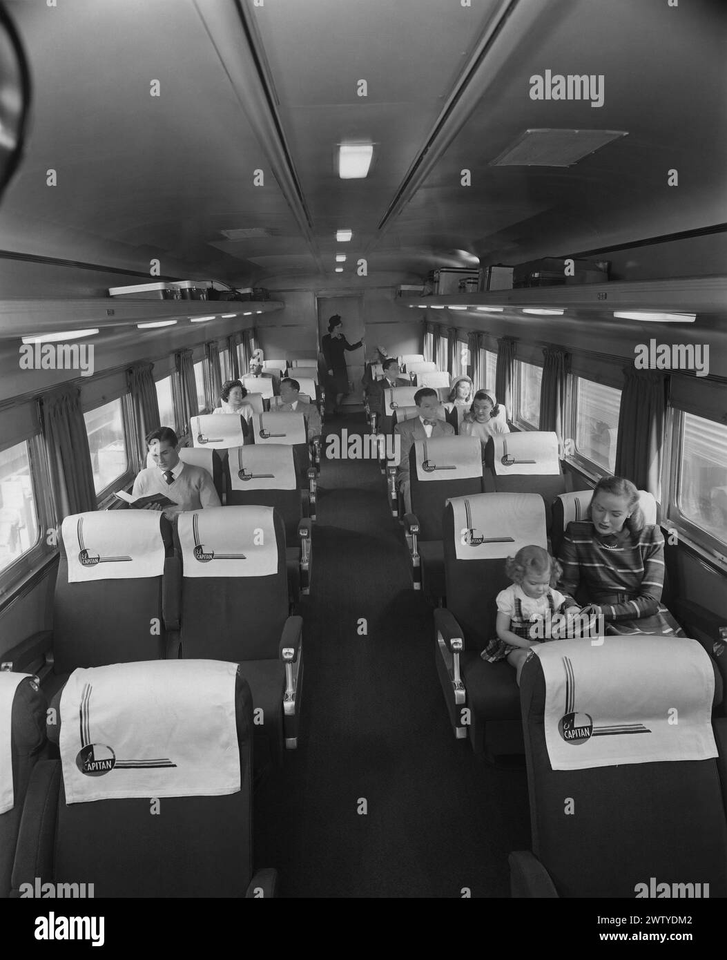 Vue intérieure des fauteuils de confort du train El Capitan, qui était un train de voyageurs simplifié exploité par l'Atchison, Topeka and Santa Fe Railway entre Chicago, Illinois, et Los Angeles, Californie. Il a fonctionné de 1938 à 1971 ; Amtrak a conservé le nom jusqu'en 1973 Banque D'Images