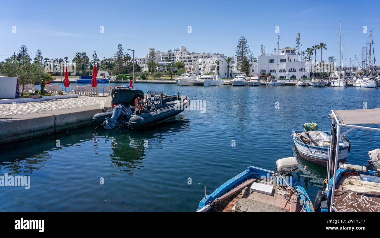 Marina à Port El Kantaoui, Tunisie avec yachts et RIB de police le 18 mars 2024 Banque D'Images