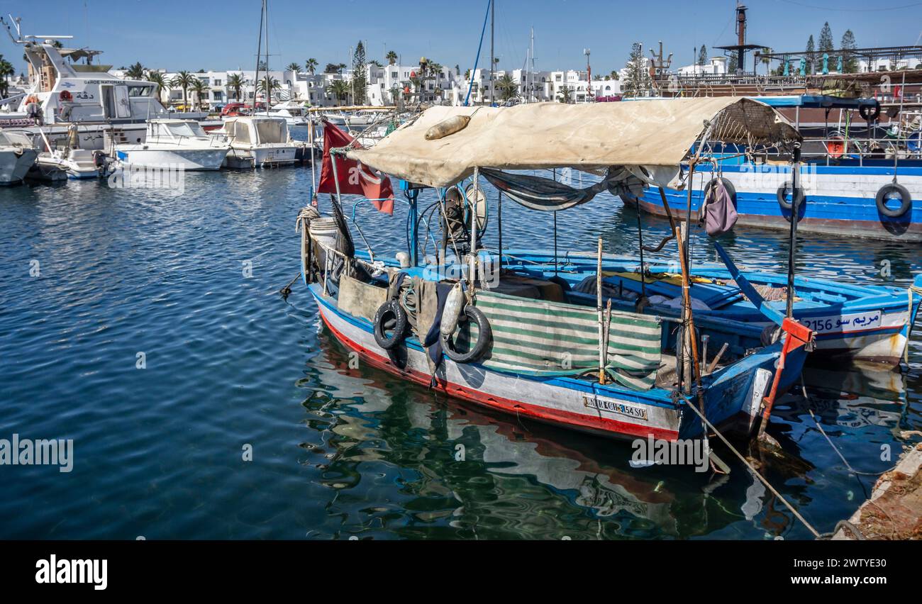 Petit bateau de pêche local coloré amarré au port de Port El Kantaoui, Tunisie, le 18 mars 2024 Banque D'Images