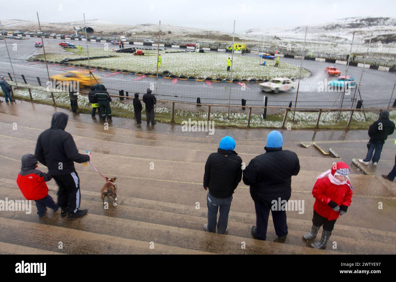 04/03/2012..les coureurs de Banger ont du mal à contourner une piste glacée alors que les spectateurs robustes bravent la neige et les températures inférieures à zéro pour regarder le premier match de th Banque D'Images