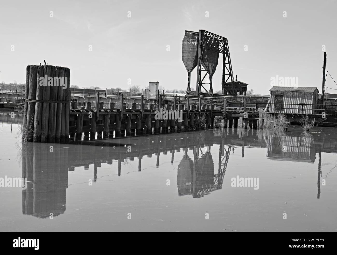 Un vieux pont de chemin de fer à bascule, également connu sous le nom de pont-levis. Au-dessus d'Overpeck Creek dans le New Jersey, entrée de la rivière Hackensack. En noir et blanc. Banque D'Images