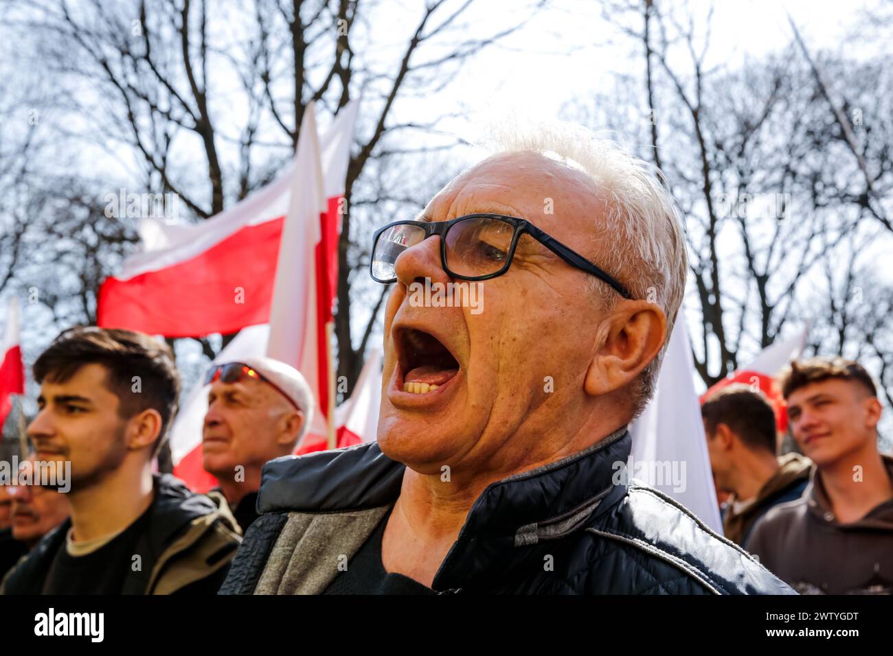 Les agriculteurs polonais descendent dans la rue avec des drapeaux et des banderoles polonais pour protester contre le Green Deal de l'UE et une importation de produits agricoles en provenance de pays tiers, y compris d'Ukraine, sur la rue Lubicz à Cracovie, en Pologne, le 20 mars 2024. Banque D'Images