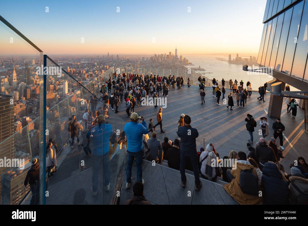 New York, Hudson Yards. Le pont d'observation Edge avec vue sur le coucher du soleil sur Midtown, Lower Manhattan et le fleuve Hudson Banque D'Images