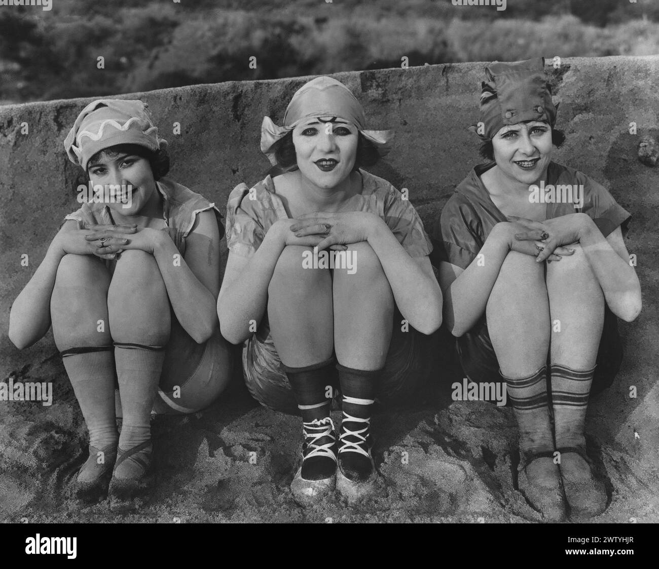 Trois Mack Sennett 'Keystone' femmes portant un foulard souriant à la caméra Banque D'Images