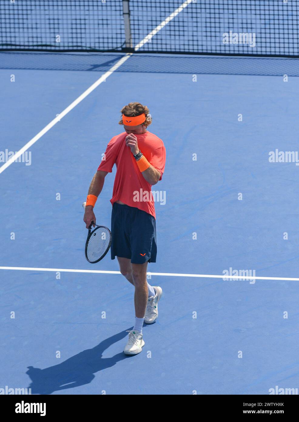 Dubaï, le 29 février 2024 - photo du russe Andrey Rublev s'entraînant avant le match plus tard dans la journée. Dubaï Duty Free Tennis Championships 2024, Banque D'Images