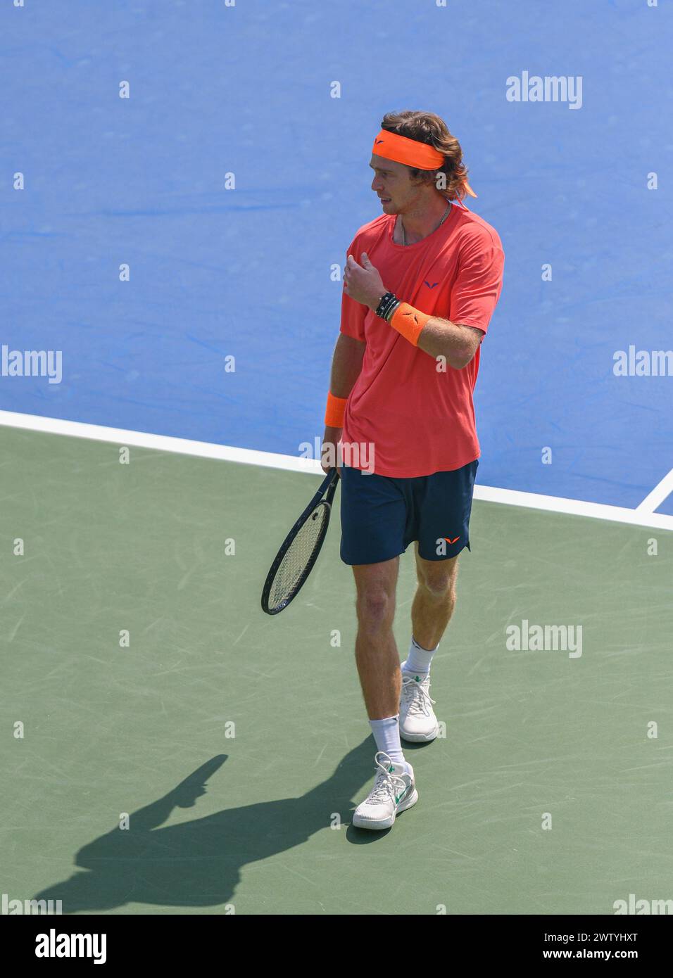 Dubaï, le 29 février 2024 - photo du russe Andrey Rublev s'entraînant avant le match plus tard dans la journée. Dubaï Duty Free Tennis Championships 2024, Banque D'Images