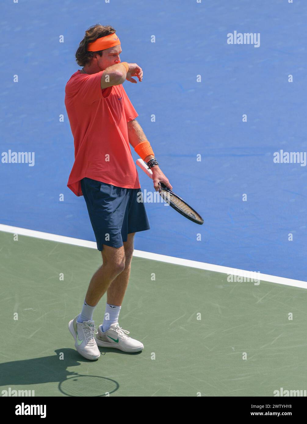 Dubaï, le 29 février 2024 - photo du russe Andrey Rublev s'entraînant avant le match plus tard dans la journée. Dubaï Duty Free Tennis Championships 2024, Banque D'Images