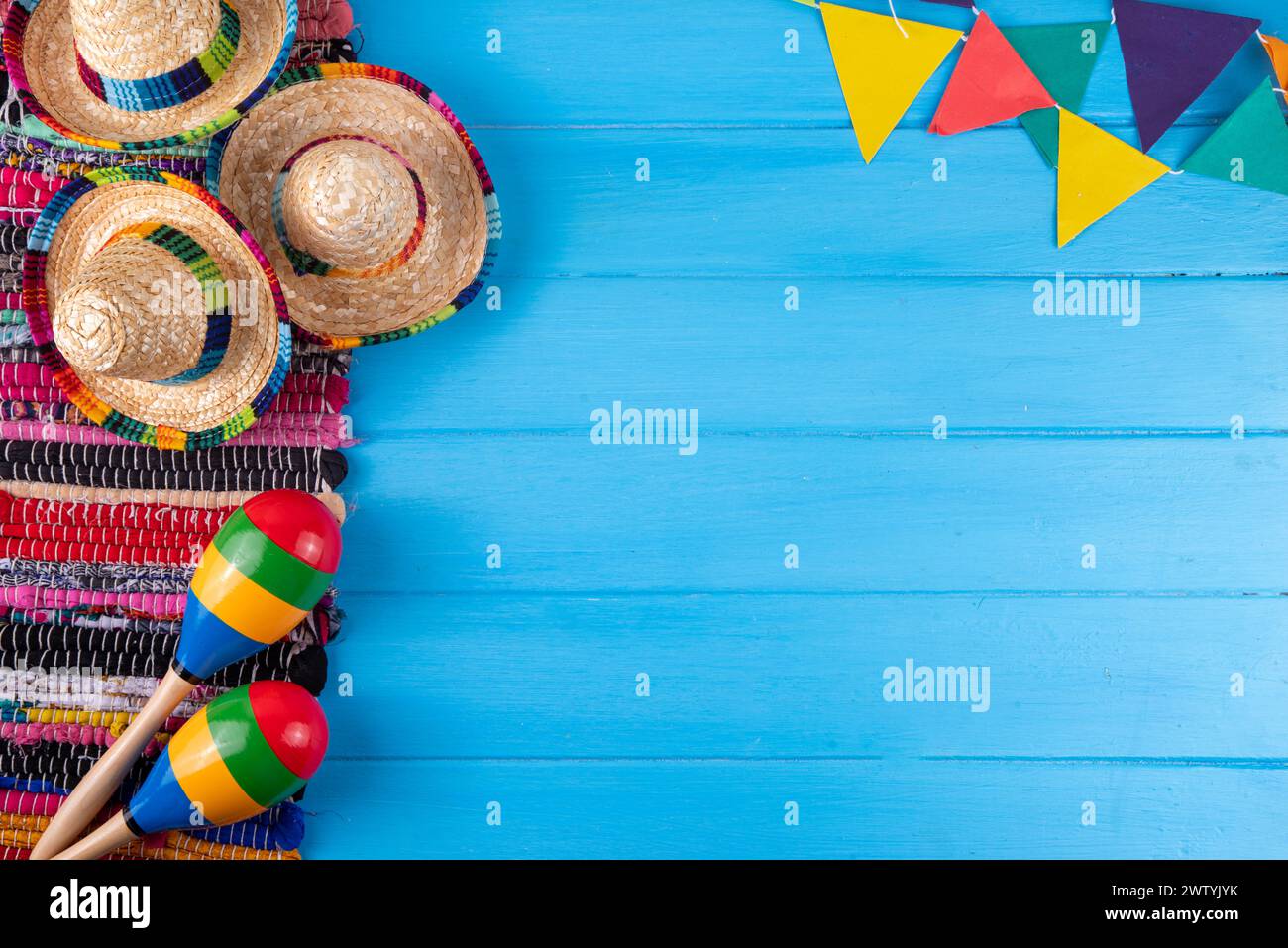 Fond de vacances mexicain avec couverture ou poncho rayé serape, chapeau sombrero, maracas sur fond de vieux bois bleu. Mexique Cinco de Mayo Festival, Mexi Banque D'Images