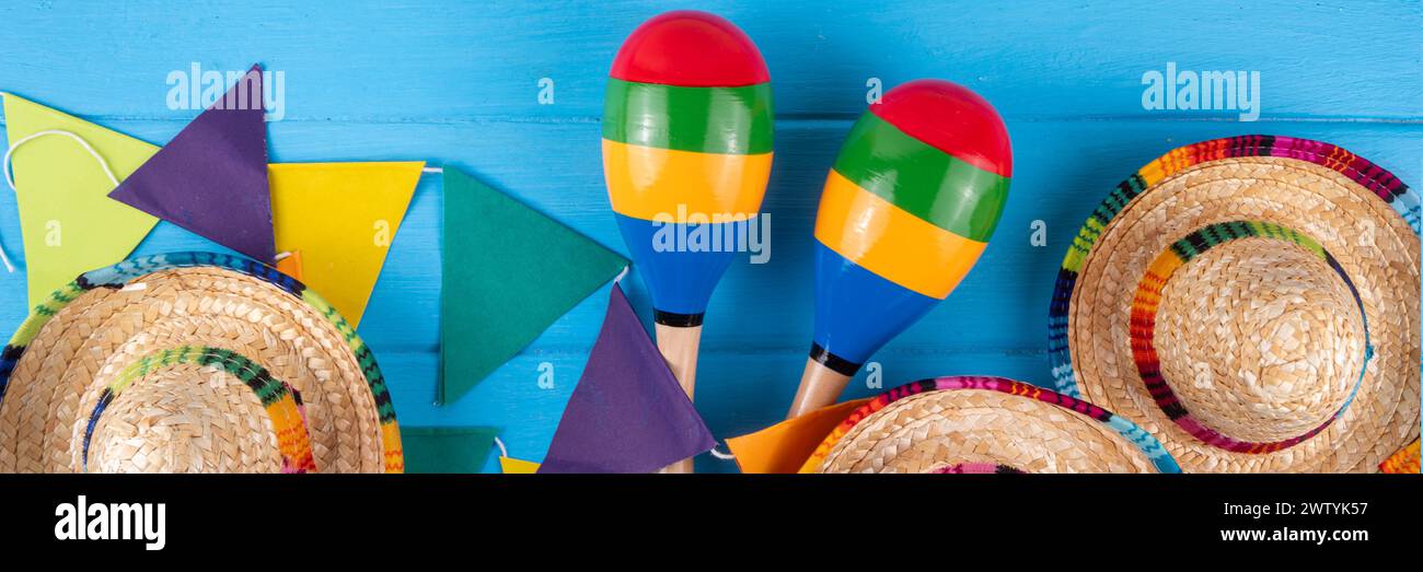 Fond de vacances mexicain avec couverture ou poncho rayé serape, chapeau sombrero, maracas sur fond de vieux bois bleu. Mexique Cinco de Mayo Festival, Mexi Banque D'Images