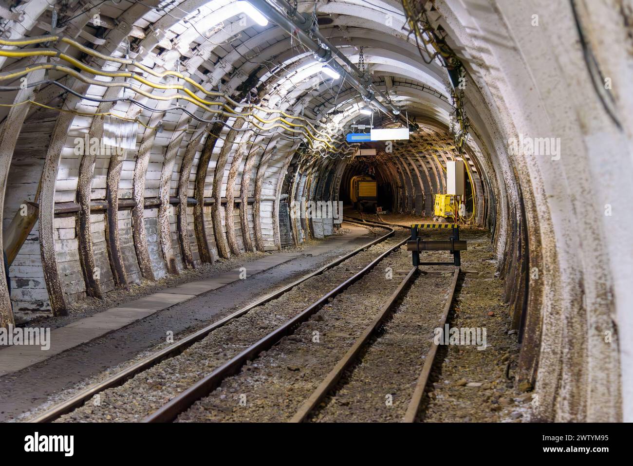 Tunnel souterrain pour mine de charbon avec voies ferrées Banque D'Images